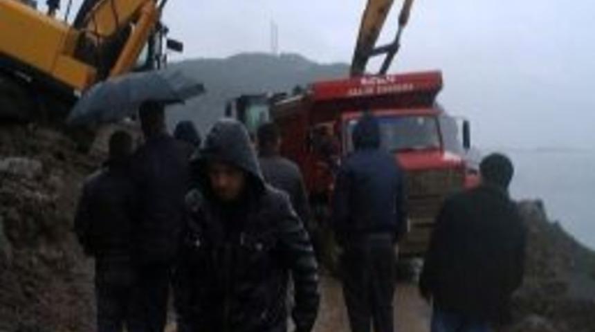 Kep&ccedil;e Aldığı Taş İle Birlikte Kamyona Sıkıştı