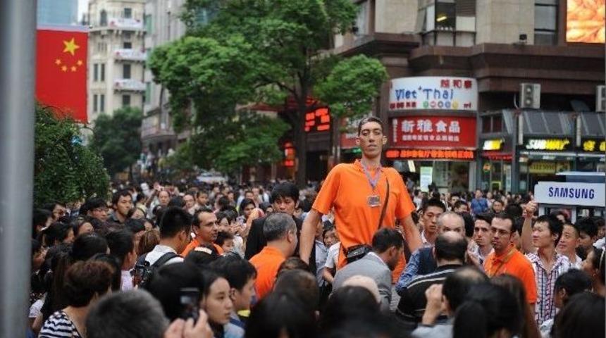 D&uuml;nyanın En Uzun Adamına &Ccedil;inlilerden Yoğun İlgi