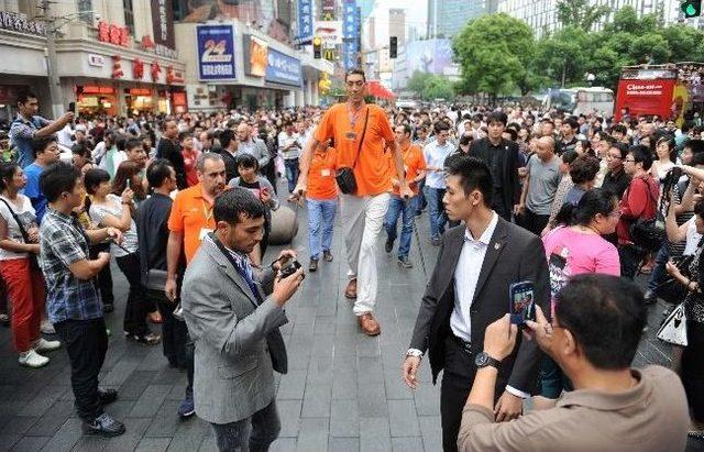 Dünyanın En Uzun Adamına Çinlilerden Yoğun İlgi