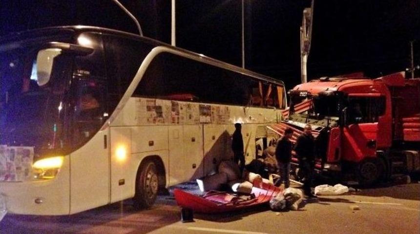 Corum’da Kurbanlık Yüklü Tır Otobüse Çarptı