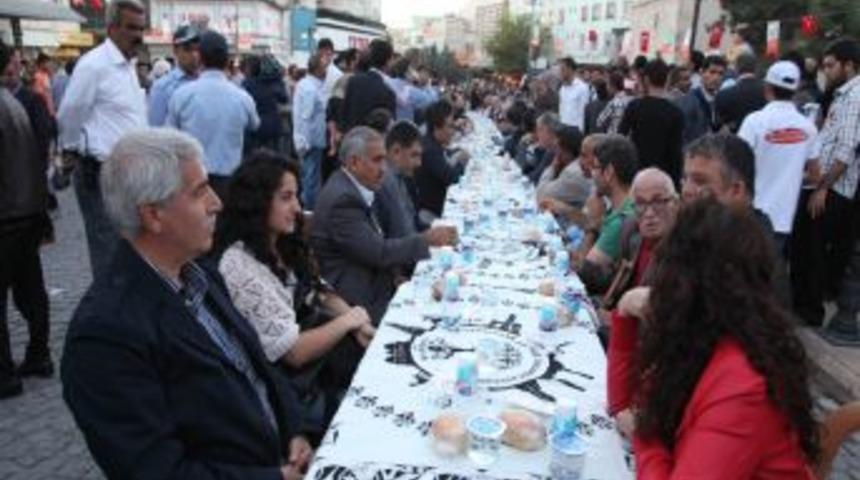 Halil İbrahim Sofrasında 20 Bin Kişi Aynı Sofrayı Paylaştı