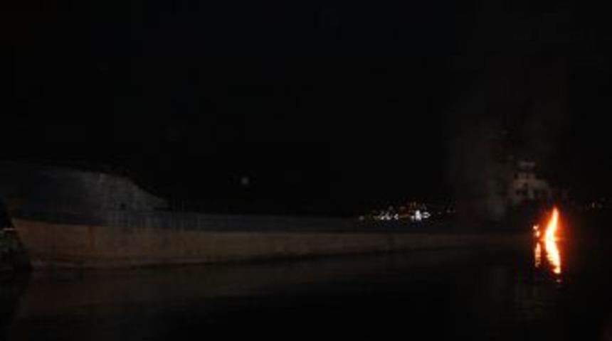 Maltepe sahilinde gemisi yangını