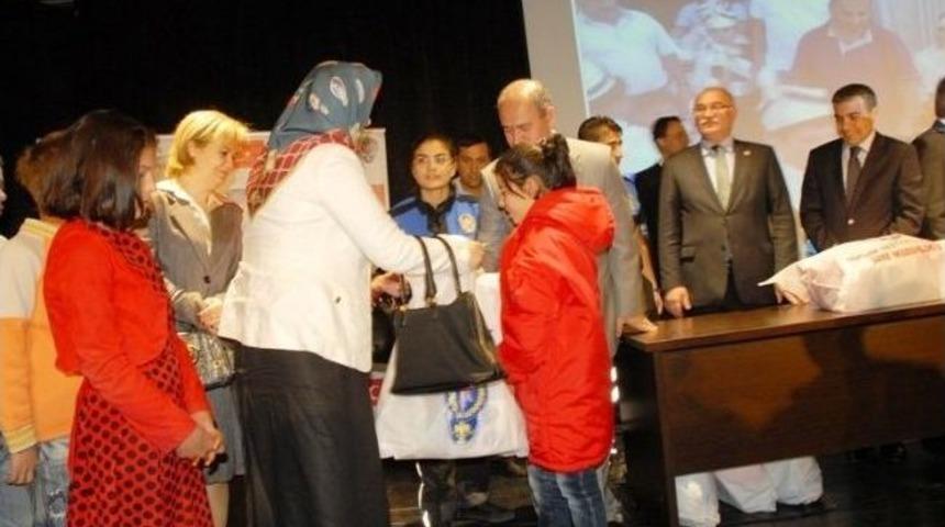 Emniyetten 250 &Ouml;ğrenciye Kırtasiye Ve Giyim Yardımı