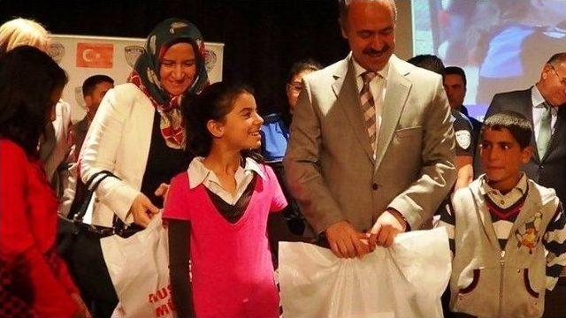 Emniyetten 250 &Ouml;ğrenciye Kırtasiye Ve Giyim Yardımı 1