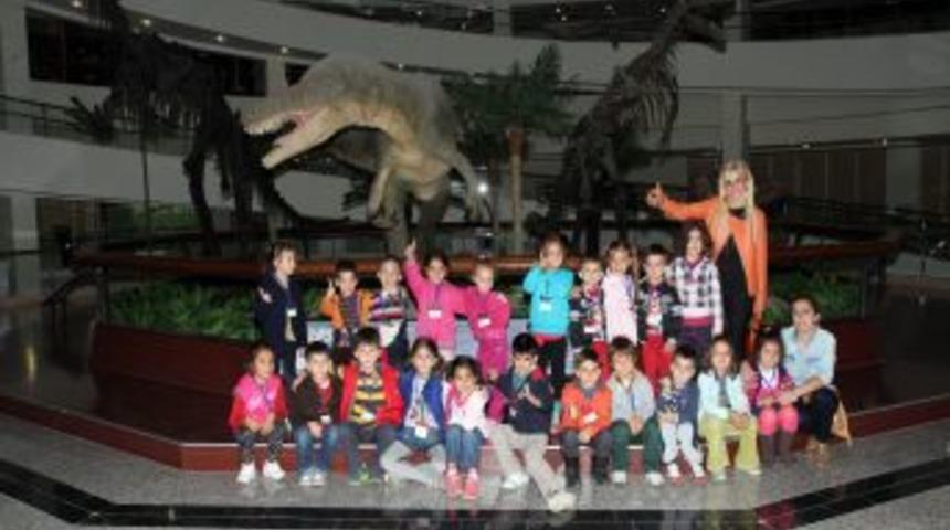 Minikler Dinozor Ile Tanıştı