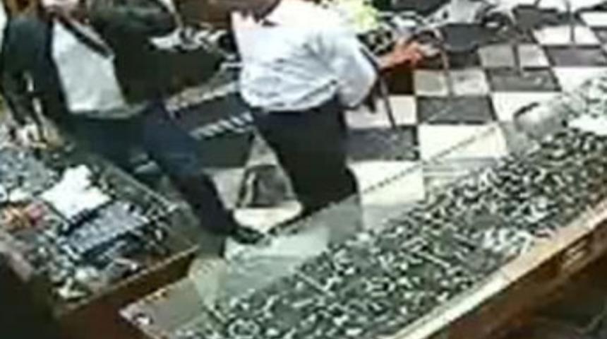 &Ccedil;aldığı pırlantayı yuttu