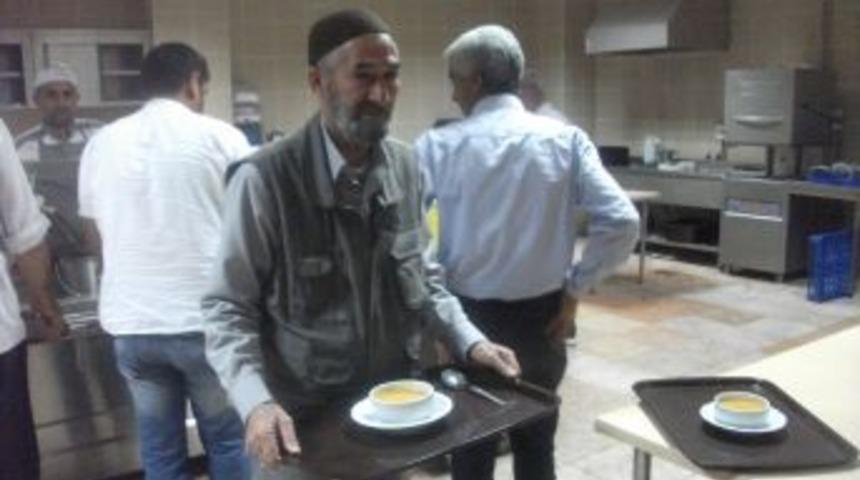 Devlet Hastanesinden Refakat&ccedil;ilere Gece &Ccedil;orbası