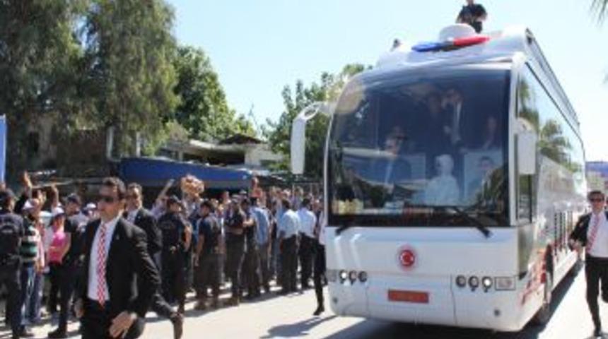 Başbakan, Gen&ccedil;lere Hediye Dağıttı