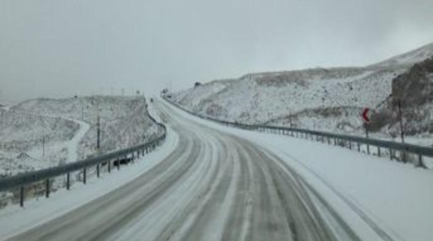 Erciyes&rsquo;te Kar Aralıklarla Yağmaya Devam Ediyor