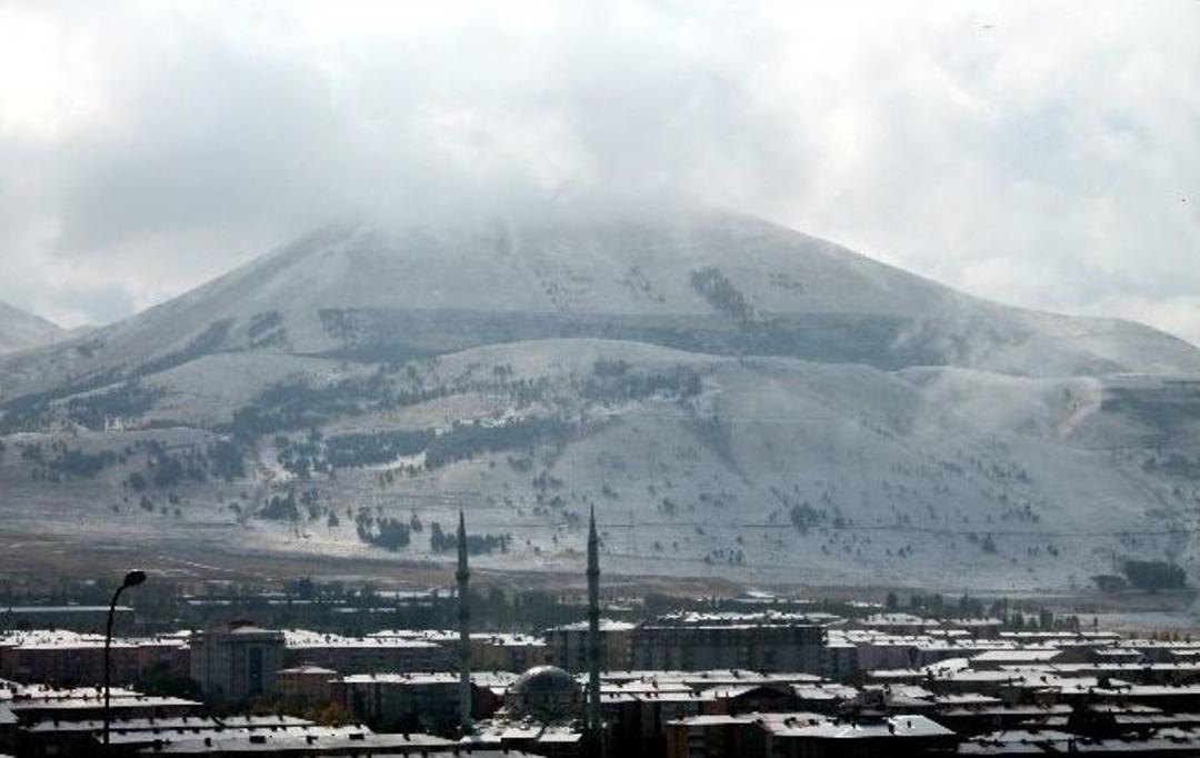 Erzurum&rsquo;da Kara Kış Y&uuml;z&uuml;n&uuml; G&ouml;sterdi