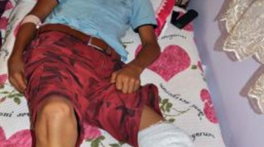 Sınırdaki Tarlada Vurulan &Ccedil;ocuk Bacağındaki Kurşunun &Ccedil;ıkarılmasını Istiyor