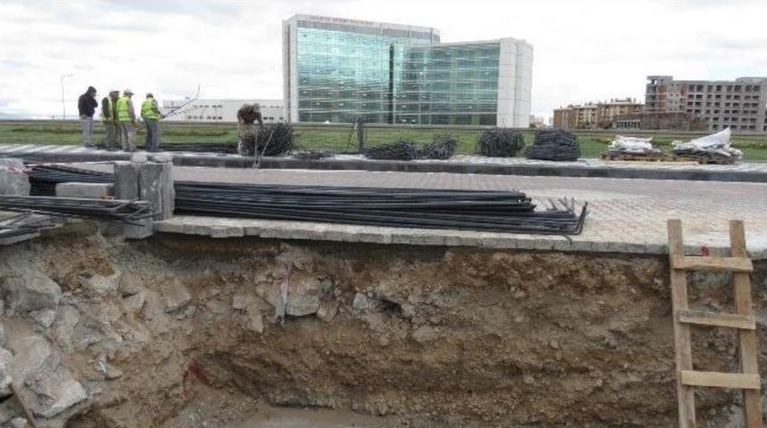 Yeni Devlet Hastanesi &Ouml;n&uuml;ne Yaya &Uuml;st Ge&ccedil;idi Yapılıyor