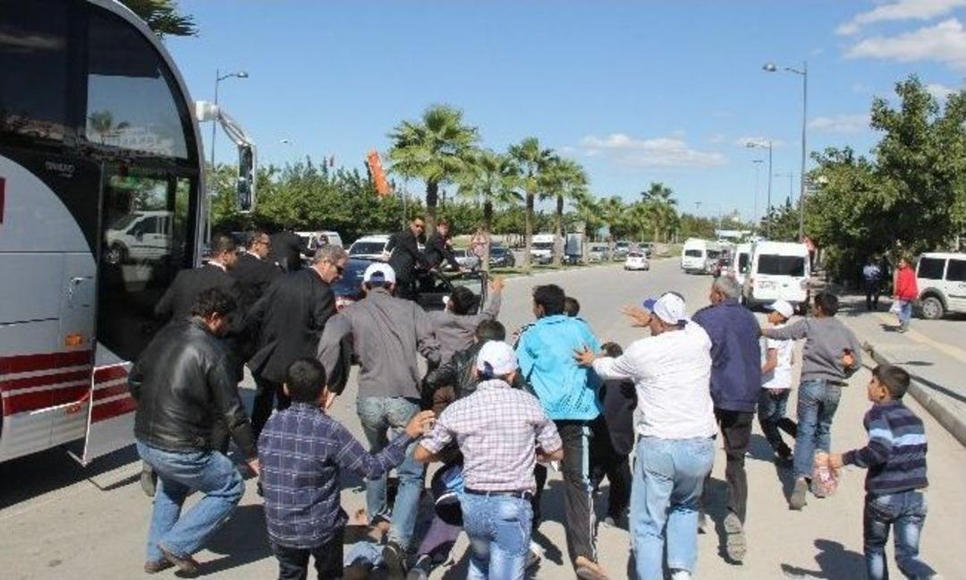 Başbakan &Ccedil;ocuklara Satran&ccedil; Takımı Dağıttı