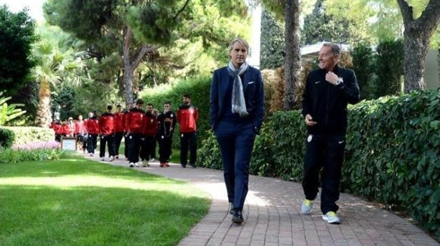 Galatasaray G&uuml;ne Y&uuml;r&uuml;y&uuml;şle Başladı