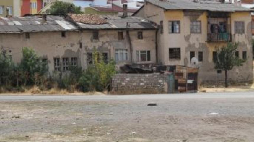 Metruk Binalar Tehlike Sa&ccedil;ıyor