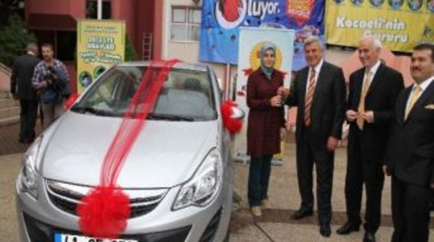 Bir Otomobil De Sevil Ayva'ya