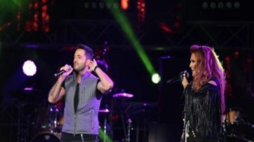 Demet Akalın Sahnesinde G&ouml;khan &Ouml;zen S&uuml;rprizi