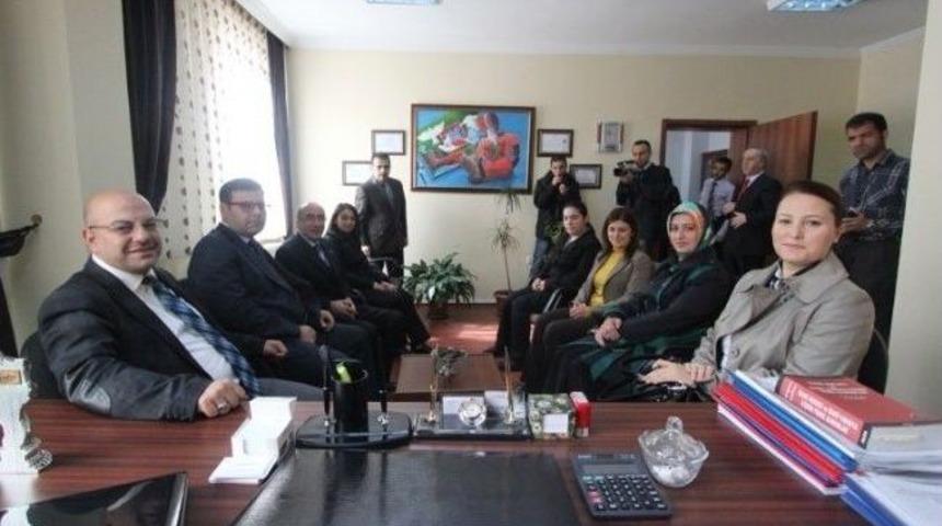 Erzurum Valisi Altıparmak&rsquo;ın Eşi &Ouml;zden Altıparmak Nene Hatun Kadın Doğum Hastanesin De Yeni Doğum Yapmış Anneleri Ziyaret Etti