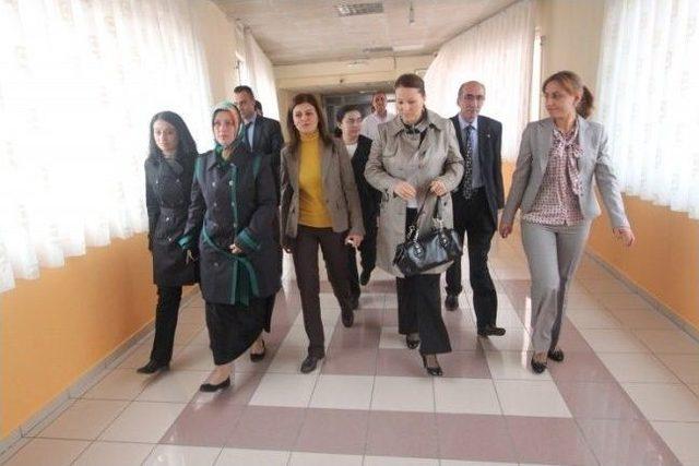 Erzurum Valisi Altıparmak’ın Eşi Özden Altıparmak Nene Hatun Kadın Doğum Hastanesin De Yeni Doğum Yapmış Anneleri Ziyaret Etti