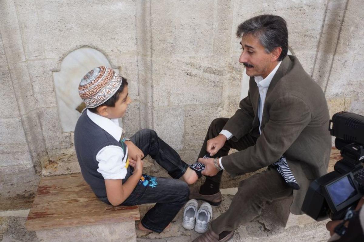Binlerce &Ccedil;ocuk Fatih Camii&rsquo;nde Namaza Başladı