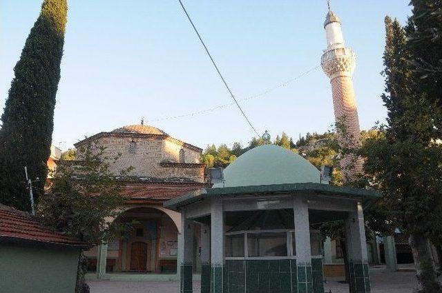 Manisa&rsquo;da Dilşikar Cami&rsquo;nin &Ccedil;evre D&uuml;zenlemesi Tamamlandı 1
