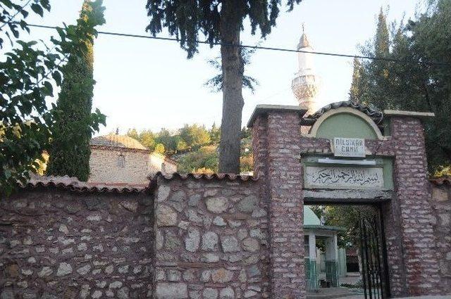 Manisa&rsquo;da Dilşikar Cami&rsquo;nin &Ccedil;evre D&uuml;zenlemesi Tamamlandı 2