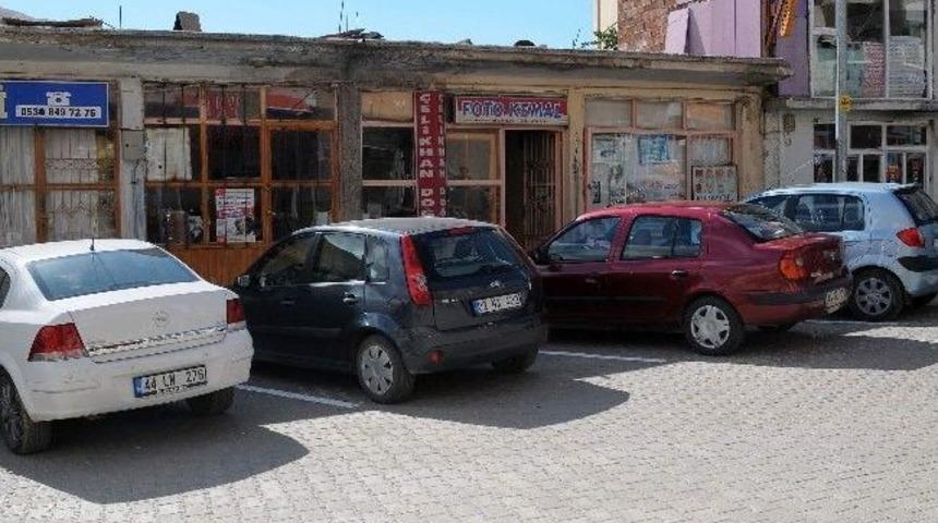 Ara&ccedil;lar İ&ccedil;in D&uuml;zenlenen Park Yeri Esnafın Tepkisine Yol A&ccedil;tı