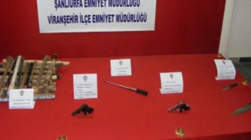 Vatandaş Ara&ccedil;ta Sopa Taşımaktan Polis Yakalamaktan Vazge&ccedil;miyor