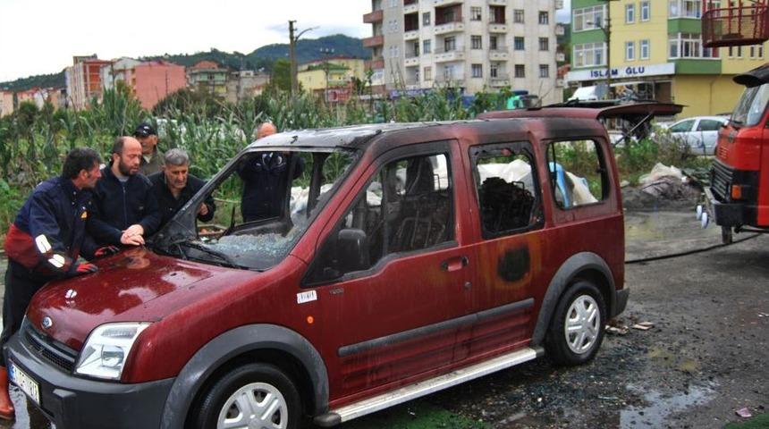 Otomobil, S&uuml;r&uuml;c&uuml; Marşa Bastığı Sırada Alev Aldı