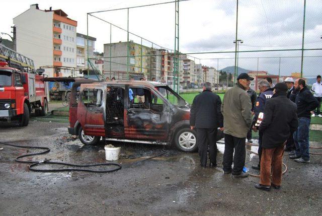 Otomobil, Sürücü Marşa Bastığı Sırada Alev Aldı