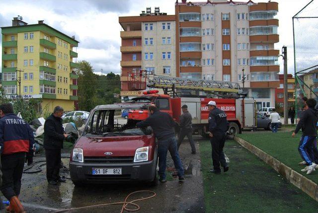 Otomobil, Sürücü Marşa Bastığı Sırada Alev Aldı