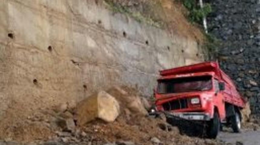 Kaya Par&ccedil;aları Kamyoneti Kullanılamaz Hale Getirdi