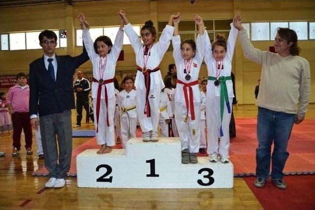 Ayvalık&rsquo;ta Tekvando Coşkusu Salona Sığmadı 1