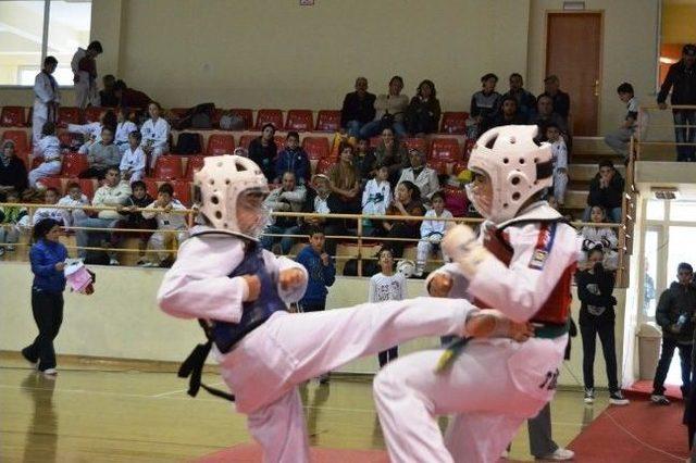 Ayvalık&rsquo;ta Tekvando Coşkusu Salona Sığmadı 2