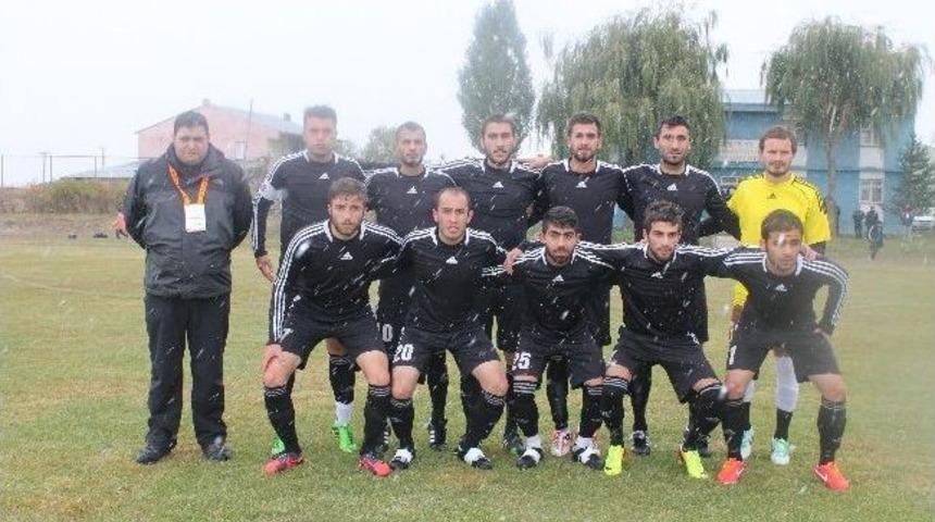 Taraftarlar &Uuml;ş&uuml;memek İ&ccedil;in Battaniyelere Sarılıp Ma&ccedil; İzlediler