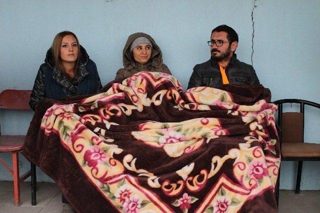 Taraftarlar &Uuml;ş&uuml;memek İ&ccedil;in Battaniyelere Sarılıp Ma&ccedil; İzlediler 1