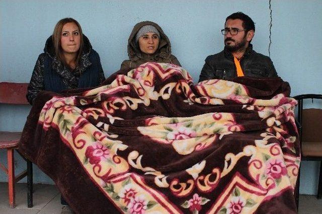 Taraftarlar &Uuml;ş&uuml;memek İ&ccedil;in Battaniyelere Sarılıp Ma&ccedil; İzlediler 2