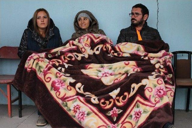 Taraftarlar &Uuml;ş&uuml;memek İ&ccedil;in Battaniyelere Sarılıp Ma&ccedil; İzlediler 3