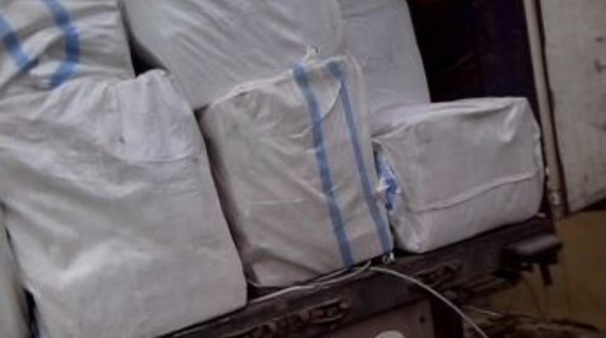 Kurbanlık Hayvan Taşıyor S&uuml;s&uuml; Verilen Ara&ccedil;lardan Ka&ccedil;ak Sigara &Ccedil;ıktı