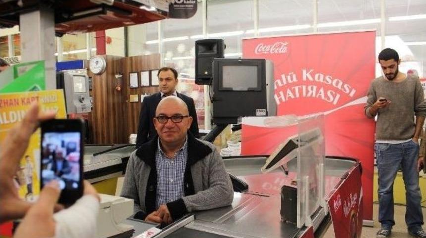 &Uuml;nl&uuml; Şovmen Kasiyer Olursa