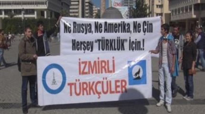 İzmirli T&uuml;rk&ccedil;&uuml;ler'den Eylem