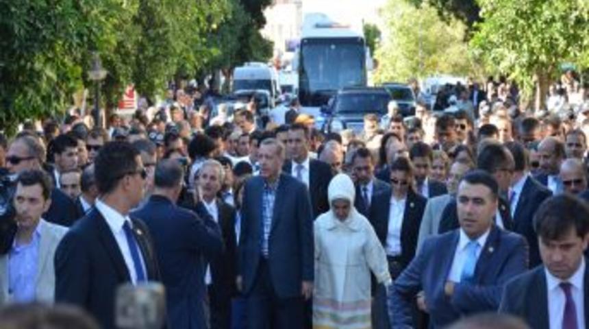 Başbakan, Kozan &Ccedil;arşılarında Y&uuml;r&uuml;yerek Halkı Selamladı