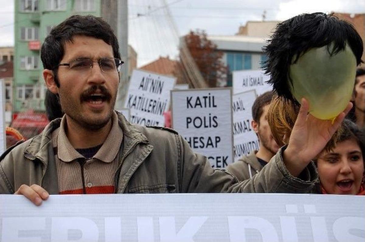 Eskişehir&rsquo;de Peruklu Protesto