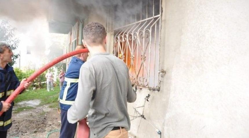 Fatsa'da Bir Binanın Deposunda Yangın &Ccedil;ıktı