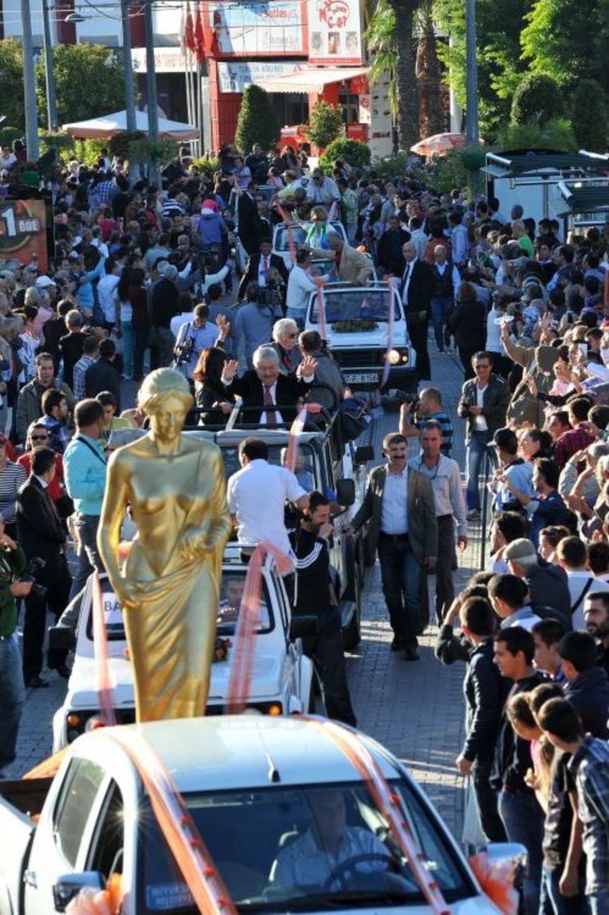 Altın Portakal&rsquo;da &Uuml;nl&uuml;ler Kortej Ge&ccedil;işinde Vatandaşlarla Buluştu