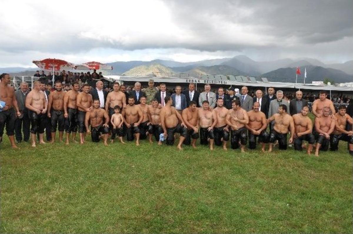 Yağmur Altında G&uuml;reş