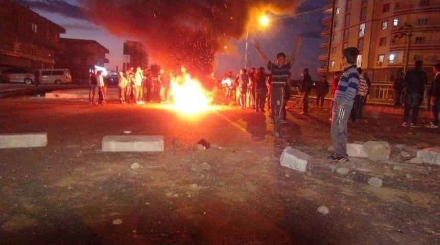 Mahalleli Karayolunu Trafiğe Kapattı