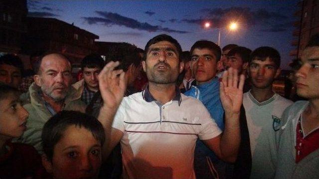 Mahalleli Karayolunu Trafiğe Kapattı 3