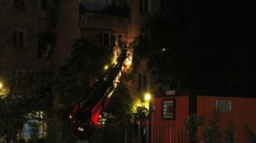 Kadık&ouml;y'de, Polis Memurundan G&ouml;revi Başındaki Gazetecilere Engel