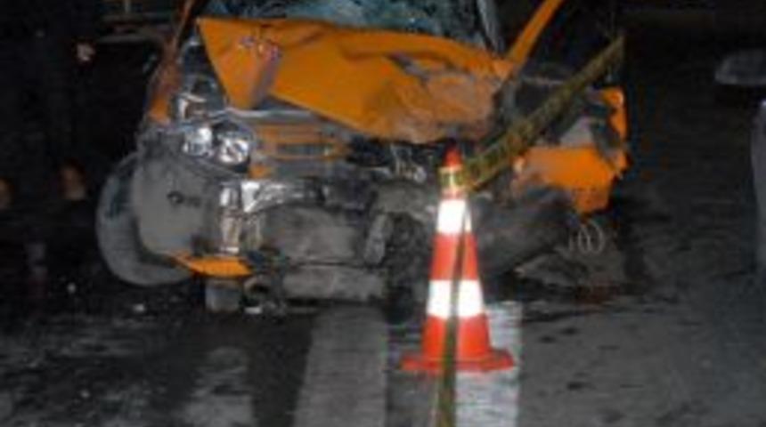 K&uuml;&ccedil;&uuml;k&ccedil;ekmece'de kaza: 1 polis &ouml;ld&uuml;, 5 kişi yaralandı